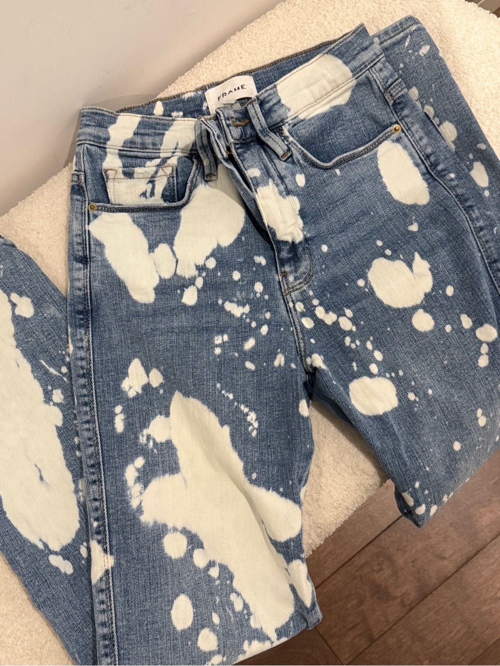 Frame Denim Straight-Leg Jeans in Blue with White Bleach-Splatter